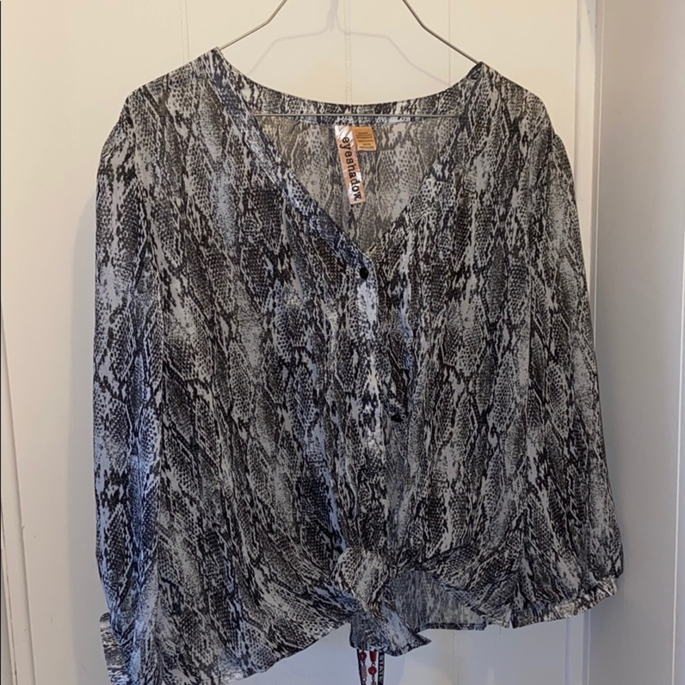 Bottom down blouse with tie at the bottom